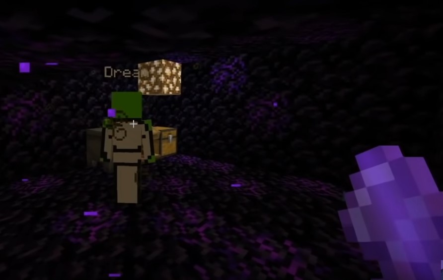 A screenshot from Quackity's stream. He still stands in Dream's cell, but now he holds a netherite axe.